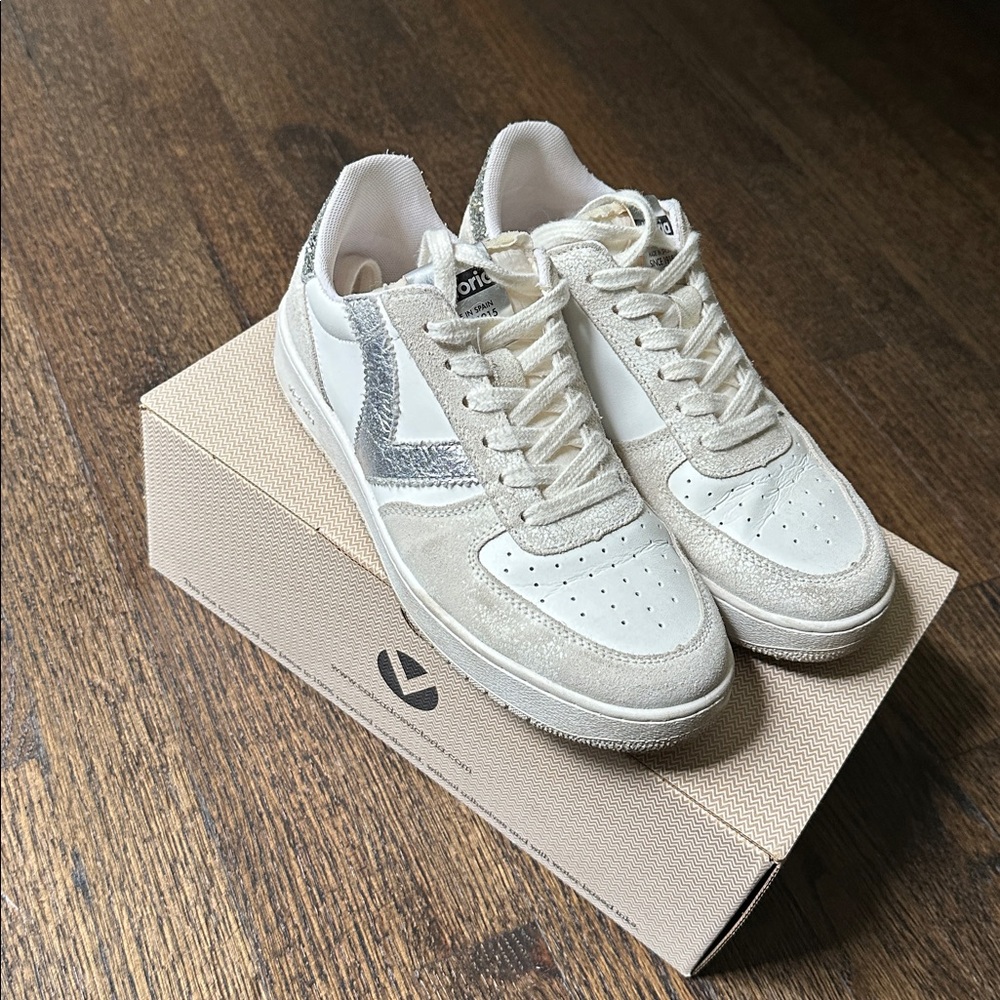 Evereve Cream and Silver Low-Top Sneakers